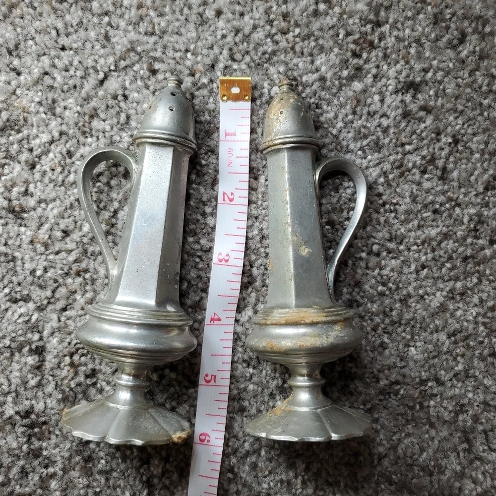 Vintage Peerless Pewter Salt & Pepper Shakers - Pewter 912 Handled S+P Shakers